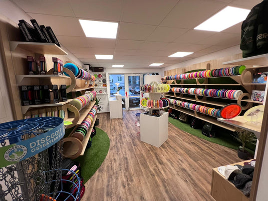 Aufnahme von Deutschlands erstem DiscGolf Geschäft in Süddeutschland in Wenzenbach bei Regensburg mit tausenden DiscGolf Scheiben, DiscGolf Taschen, DiscGolf Körben, DiscGolf Starter Sets