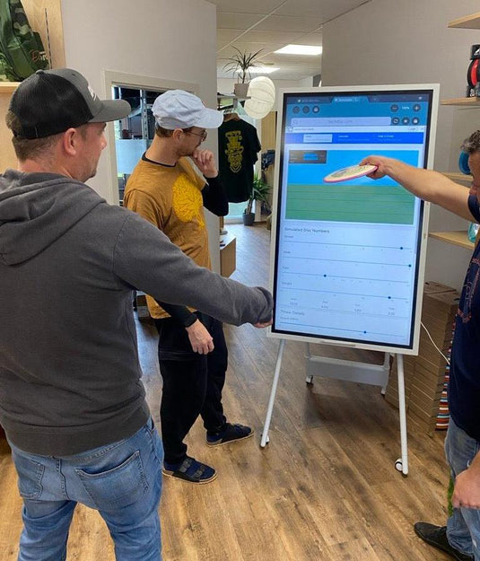 Beratung am Video-Board im Shop