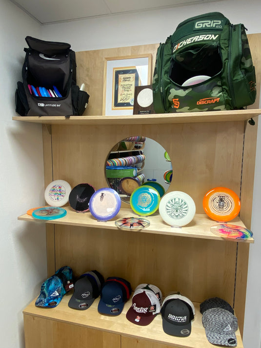 Regal mit WOD exklusiven DiscGolf Scheiben und Ehrenurkunde von Scott Stokely, Mitglied im DGO DscGolf Ostbayern e.V.