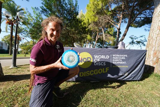 Michael Kobella vor WOD Event Tisch mit exklusiver WOD Scheibe im Weltmeister Design.
