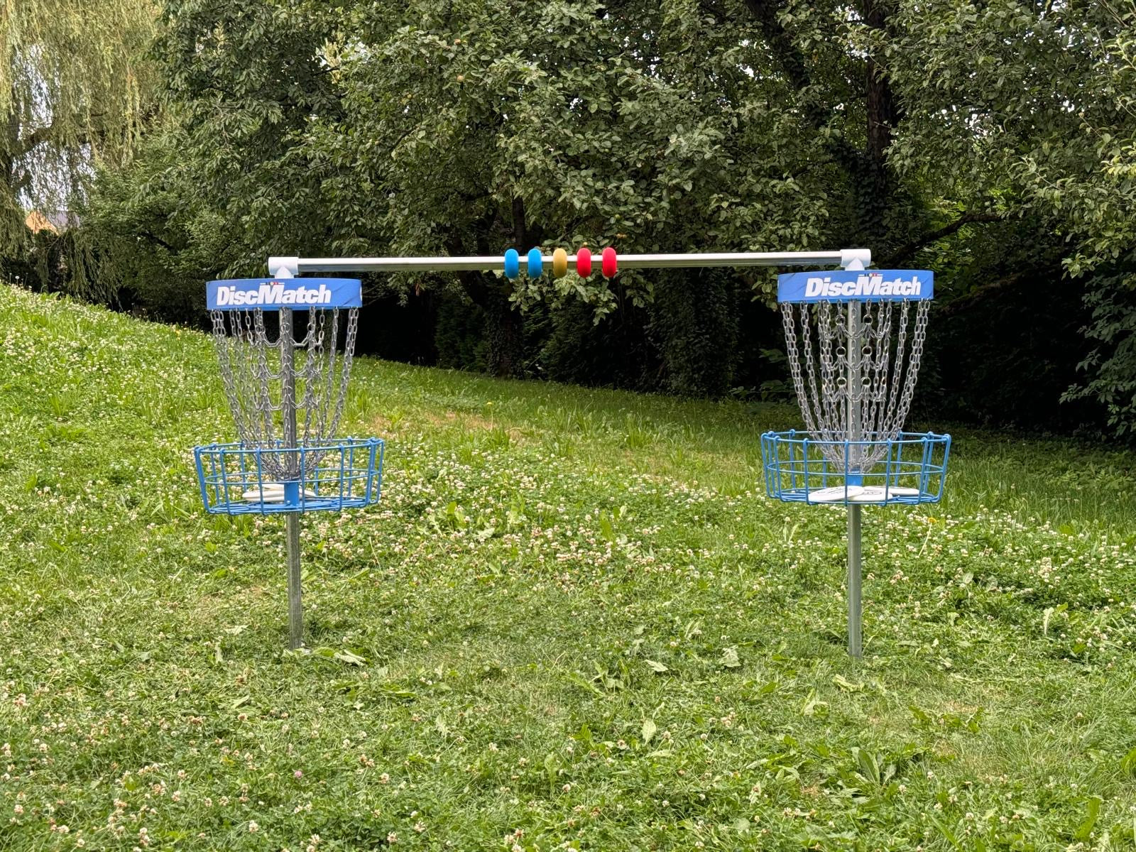 Die WOD | DiscMatch Station als DiscGolf Lösung für kleinere Flächen wie Schulen, Badeseen, Jugendzentren und hier am Seminarhaus an der Lichtung von der Communico GmbH